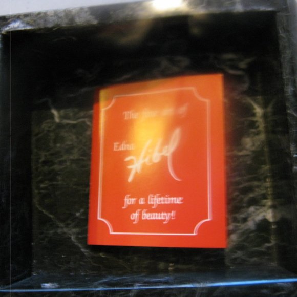 Edna Hibel round Marble Box with Print top of Mother & Child - Picture 4 of 4